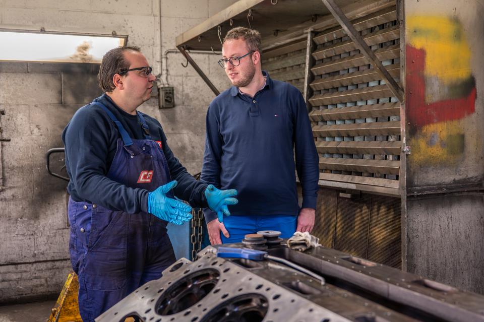 Twee medewerkers van De Betho bij de klant op locatie