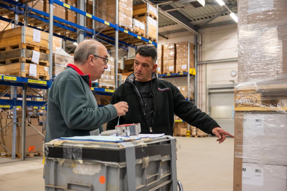2 Medewerkers in het magazijn van De Betho
