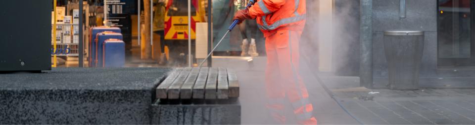 Straten schoonspuiten in de binnenstad van Goes door De Betho