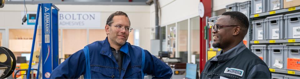 Twee lachende medewerkers De Betho