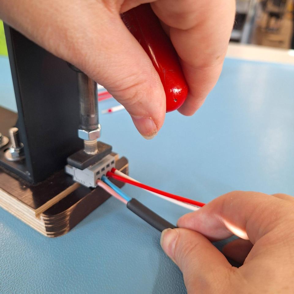 Montagewerk stekkers 2 voor VDL Hapro de Betho