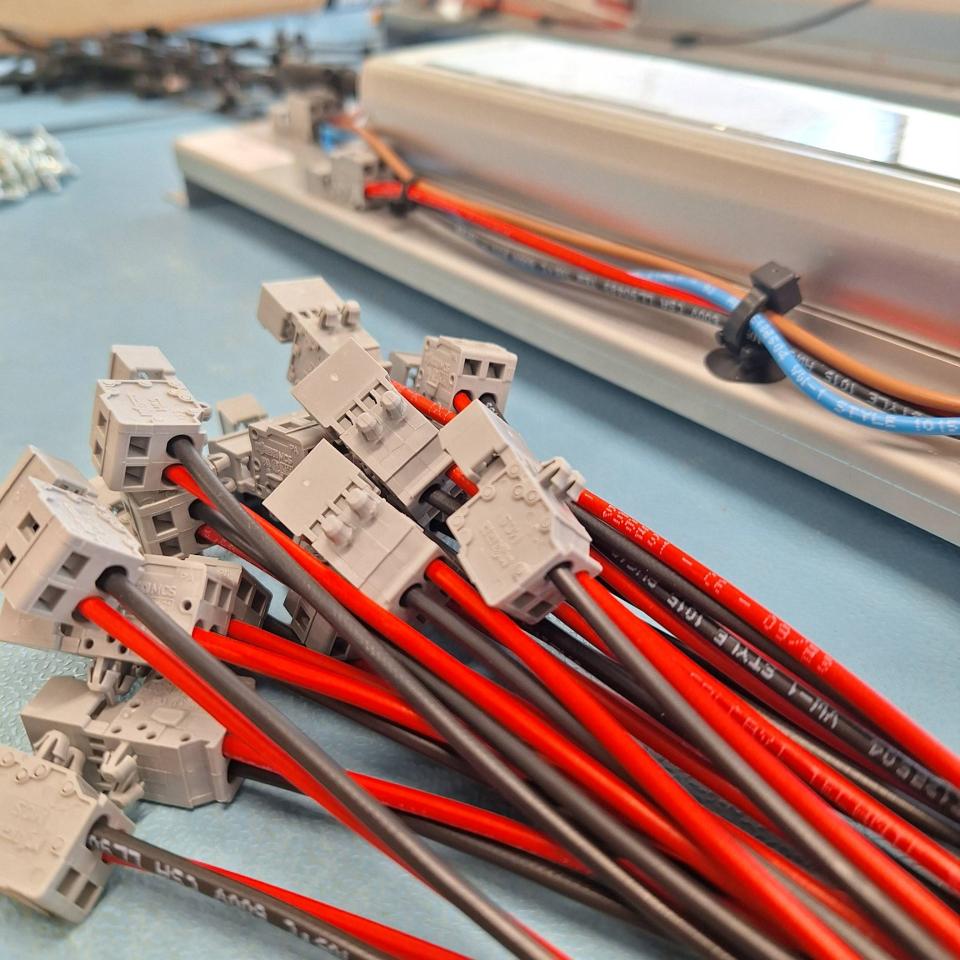 Montagewerk stekkers voor VDL Hapro de Betho