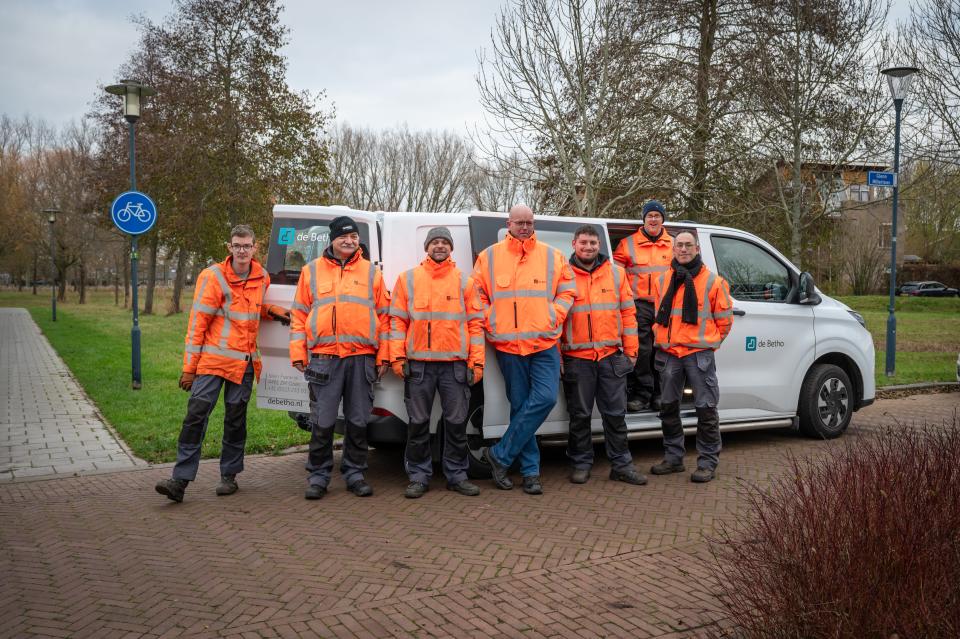 Medewerkers van De Betho bij de werkbus in werkleding