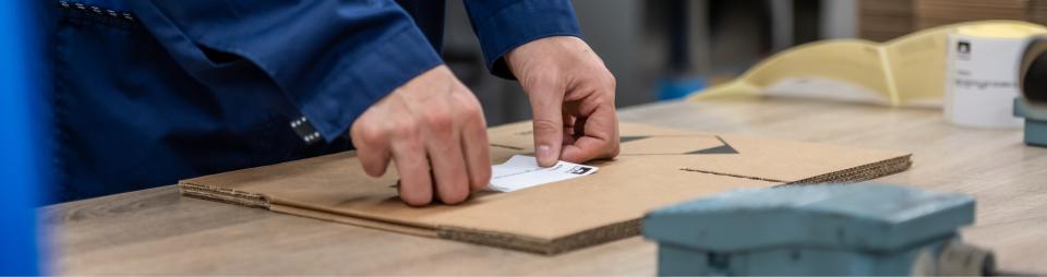 Inpakwerkzaamheden door medewerkers van De Betho