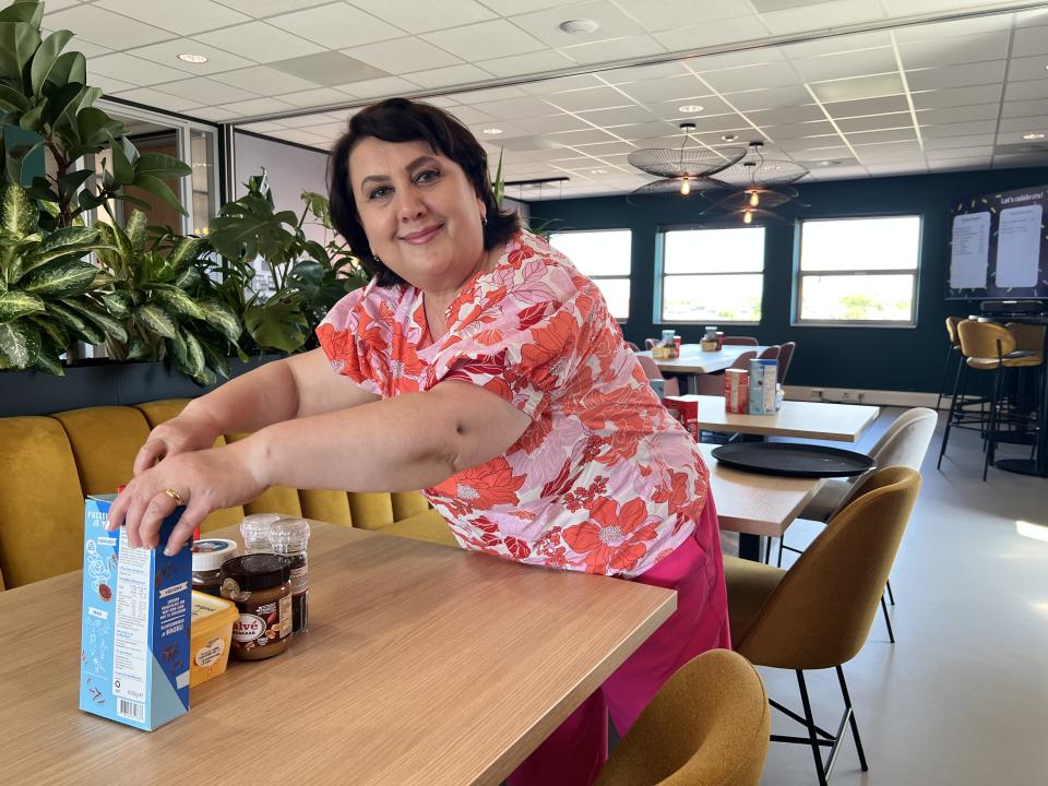 Externe plaatsing medewerker kantine die glimlacht