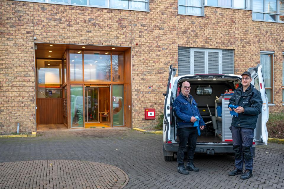 2 medewerkers voor een De Betho bus