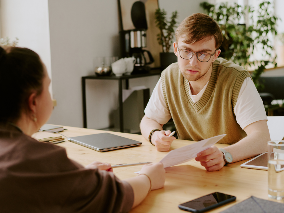 HR manager die in gesprek is met iemand anders