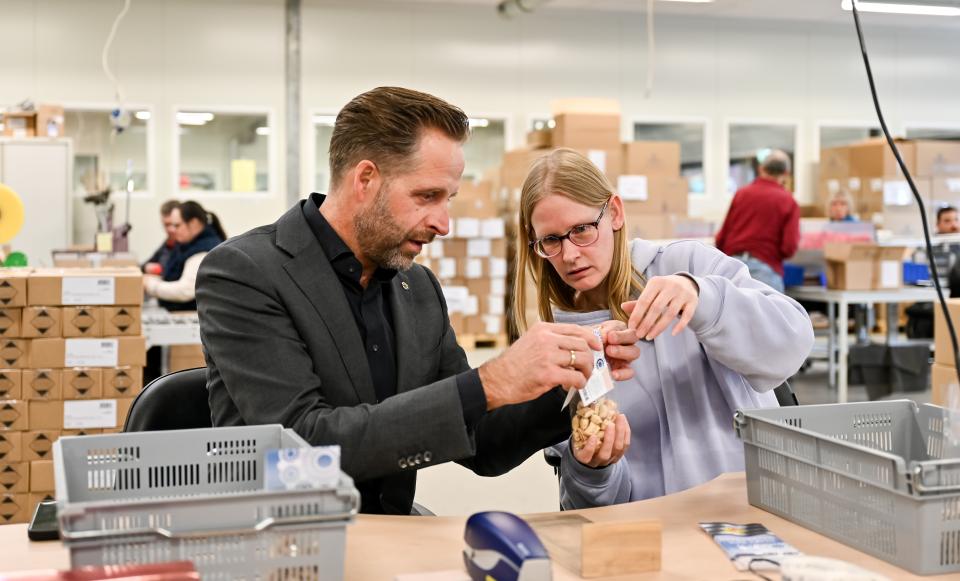 Hugo de Jonge met De Betho medewerker 