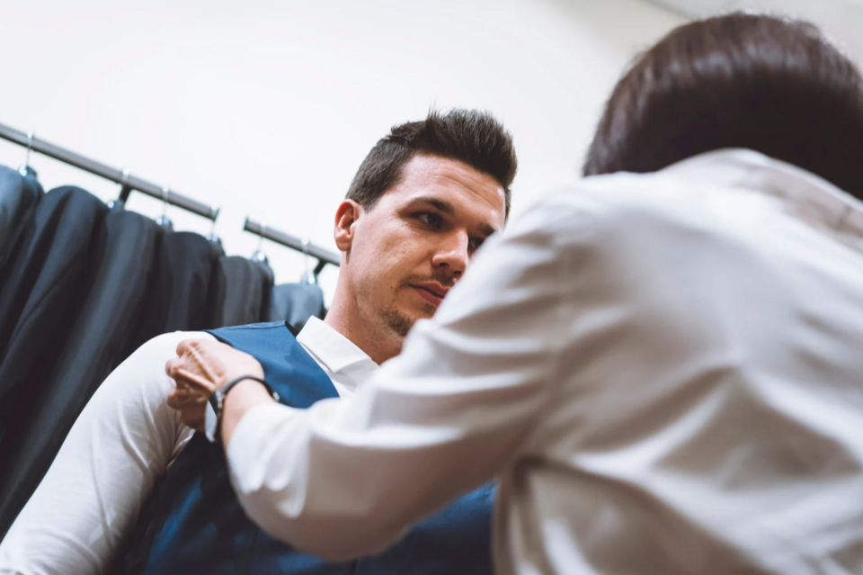 Dress for success Man die een pak krijgt aangemeten
