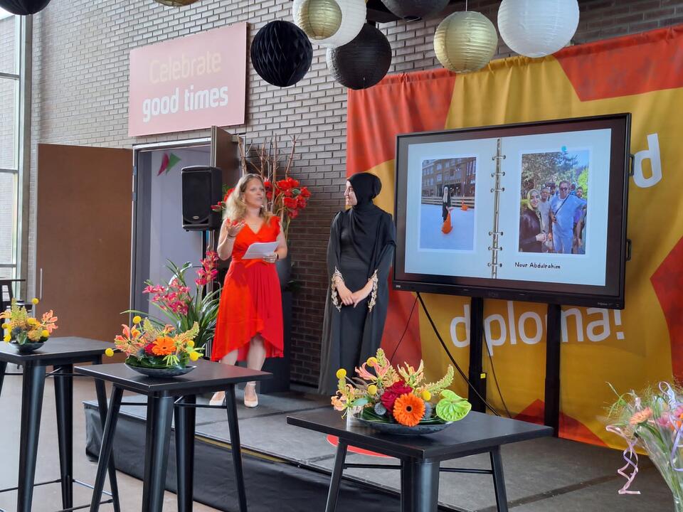 2 vrouwen bij een diploma uitreiking 