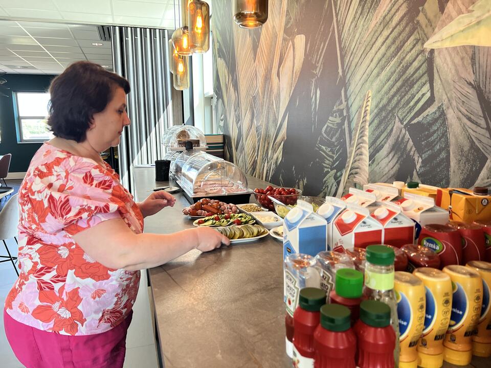 Medewerker bediening die lunch klaarmaakt