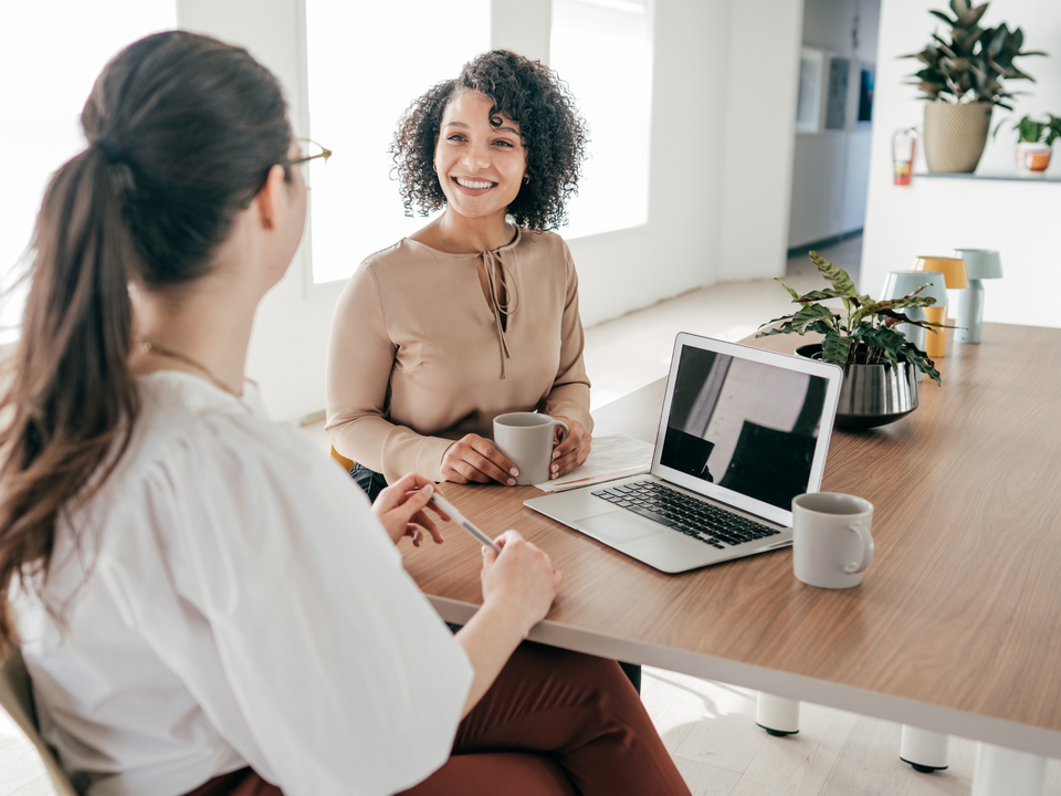 HR-adviseur in gesprek met werknemer