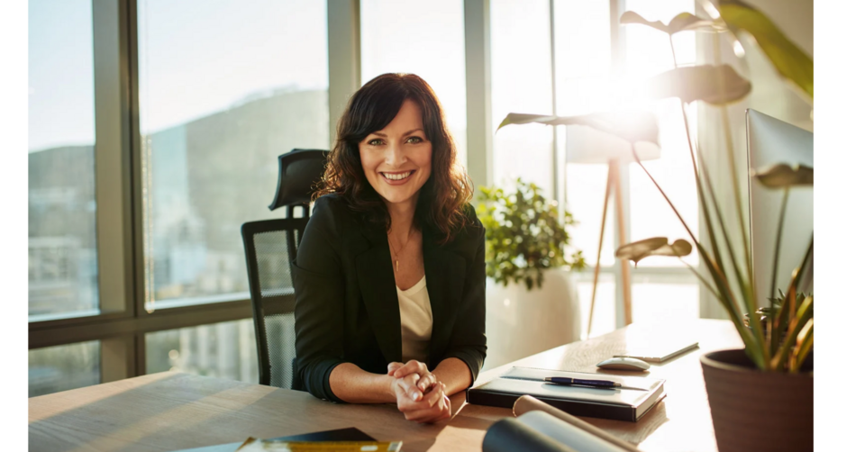 Vrouw achter bureau