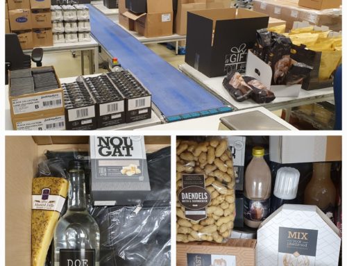 Kerstpakketten inpakken en verpakken